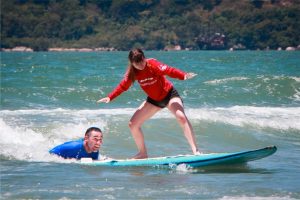 Festival de Surf para Autistas reuniu 170 participantes e 200 voluntários em Balneário Camboriú 1 Surf 2