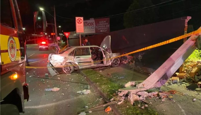 Violenta colisão de carro contra poste deixa três pessoas feridas em Blumenau