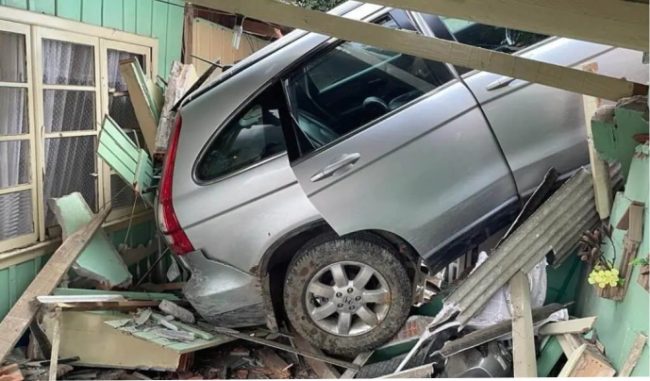Carro despenca de barranco e destroi parte de uma casa em SC