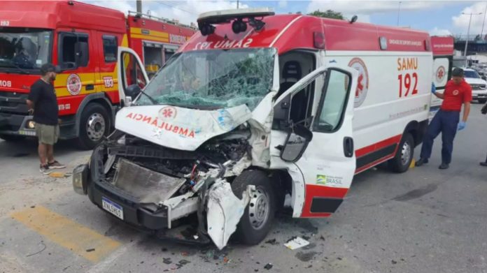 Colisão entre ambulancia do Samu e ônibus deixa 2 feridos em SC