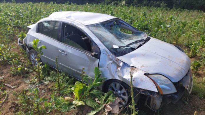 Homem é ejetado para fora do carro e morre após capotar o carro em SC