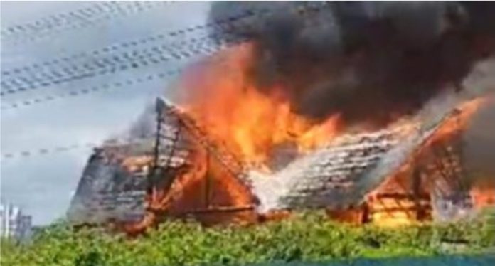 Incêndio destrói Warung Beach Club na Praia Brava, em Itajaí