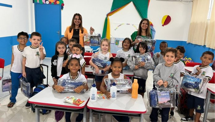 Itapema inicia entrega dos kits de material escolar na Rede Municipal de Ensino