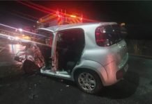 Mãe e criança de 6 anos ficam feridas após carro bater em mureta em São José