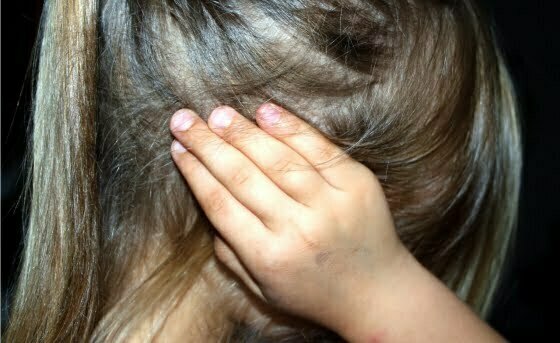 Menina de 4 anos é diagnosticada com sífilis e polícia investiga suspeita de estupro em SC