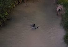 Motociclista e garupa caem de 15 metros no rio em Apiúna, no Alto Vale do Itajaí