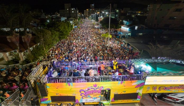 Público lota avenidas no carnaval de Bombinhas