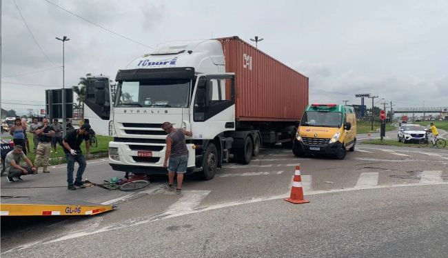 Ciclista morre após ser atingido por carreta na BR-101, no Litoral Norte