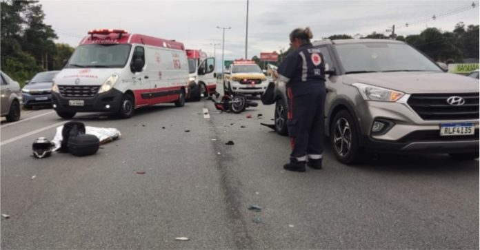 Motociclista morre após colidir na traseira de veículo em SC