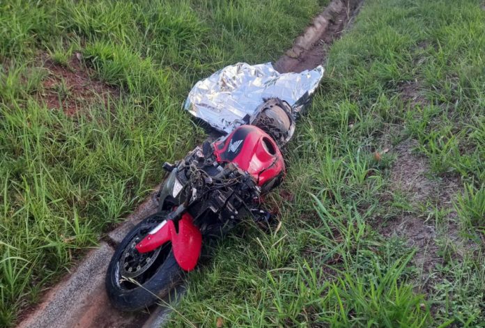Motociclista perde o controle do veículo e acaba morto às margens da BR-101