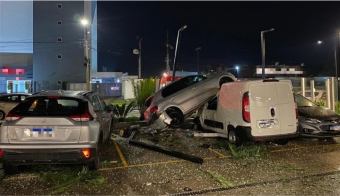 Motorista perde controle de carro e invade estacionamento de hotel em cidade de SC
