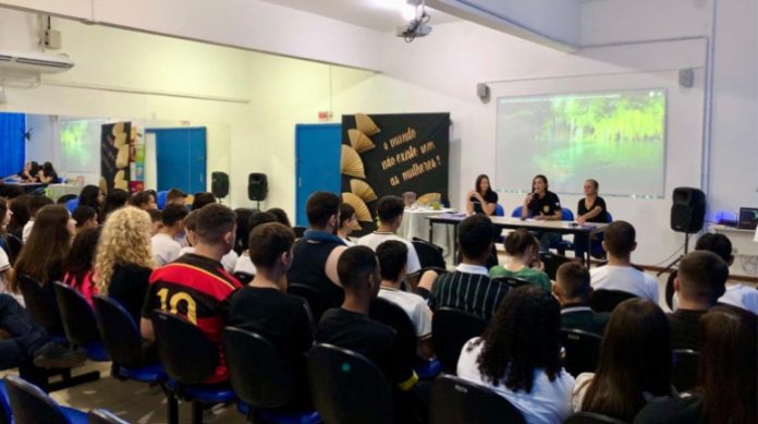 Policiais civis falam sobre os desafios da profissão e orientam alunos