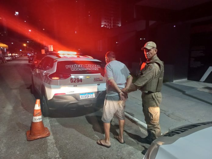Tarado é preso após perseguir e assediar mulher em Bombinhas