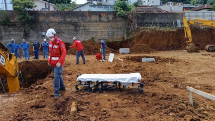 Trabalhador morre após ser soterrado em vala de 6 metros em cidade de SC