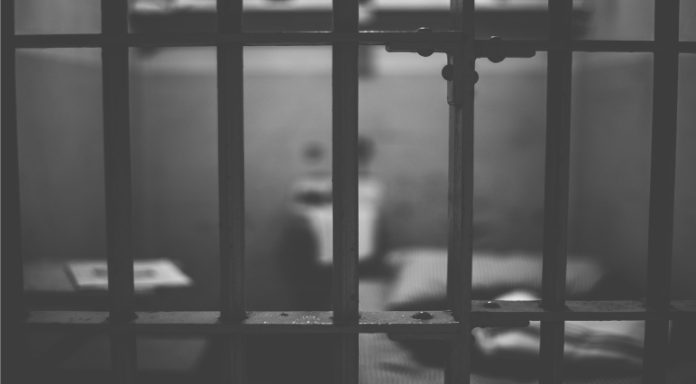 Trio é condenado por manter mulher em cárcere privado e atear fogo nela em SC