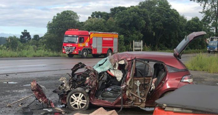 Violenta colisão entre carro e caminhão deixa homem morto na BR-470