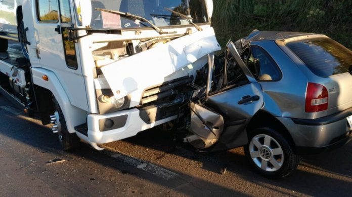 Colisão entre carro e caminhção guincho, mata motorista em SC