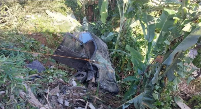 Motorista fica preso às ferragens, após cair em ribanceira em SC