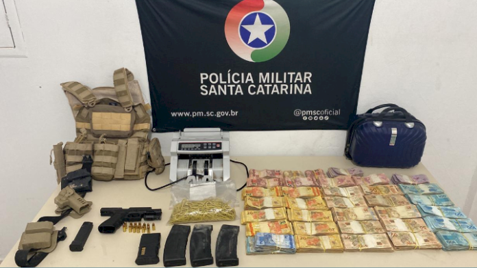 Polícia Militar apreende mais de R$ 130 mil e arma de fogo