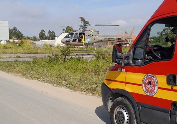 Bombeiros e policiais militares atuam em conjunto no resgate de três homens em praia de Penha