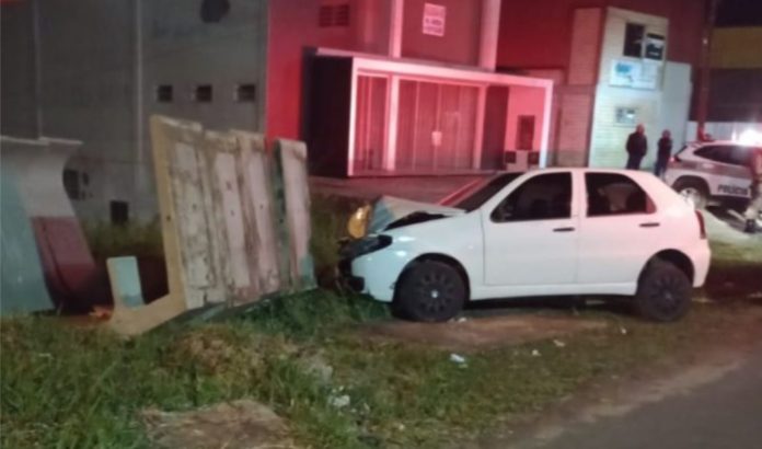 Mulher de 36 anos morre ao bater carro contra parada de ônibus em SC