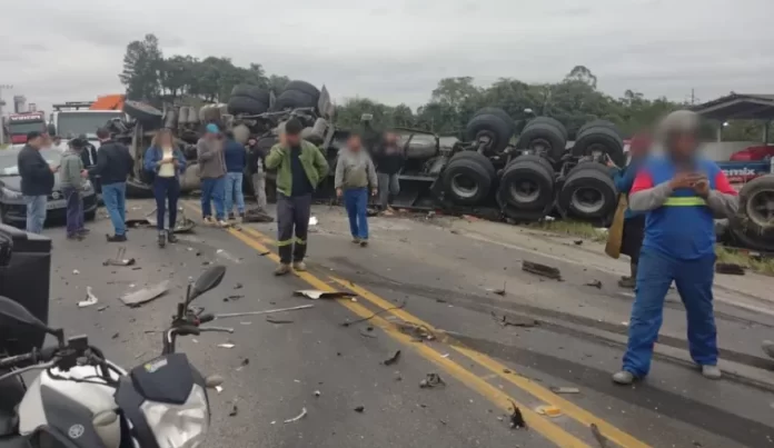 Acidente com 6 veículos deixa pessoa gravemente ferida e interdita rodovia em SC
