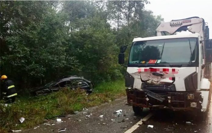 Motorista é ejetado de carro e morre, após colisão com caminhão na BR-282 em SC