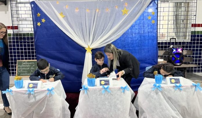Alunos de Porto Belo produzem livros e participam de momento para autógrafos nas escolas da Rede Municipal