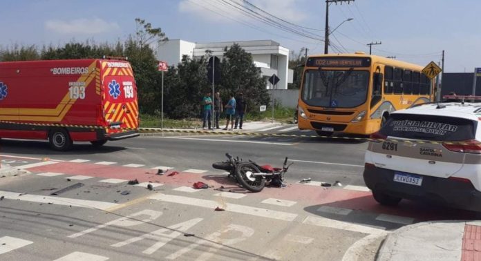 Colisão entre moto e carro deixa um morto em SC