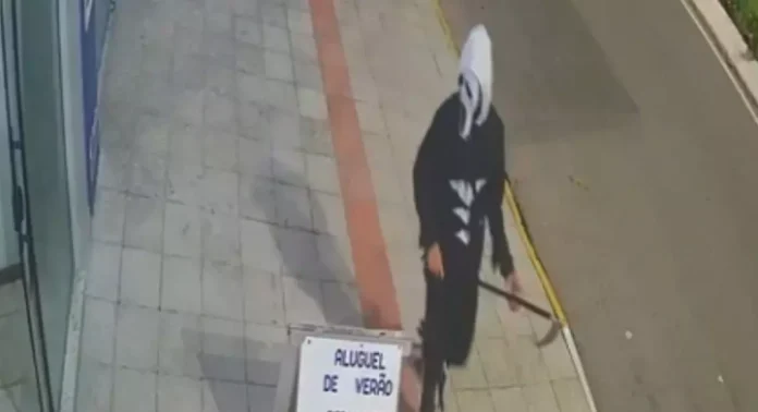 Mascarado amedronta pessoas com foice em Itapema, no Litoral Norte de SC