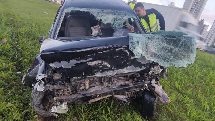 Motorista e passageiro morrem após carro sair da pista na BR-101, no Vale do Itajaí