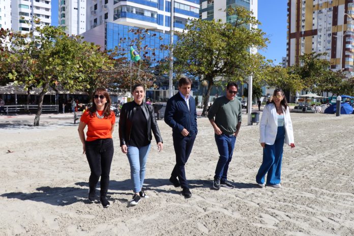 Prefeito apresenta alargamento da faixa de areia à comitiva de entidades ambientais de todo o Brasil