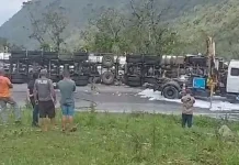Caminhão tomba em curva e interdita Serra Dona Francisca