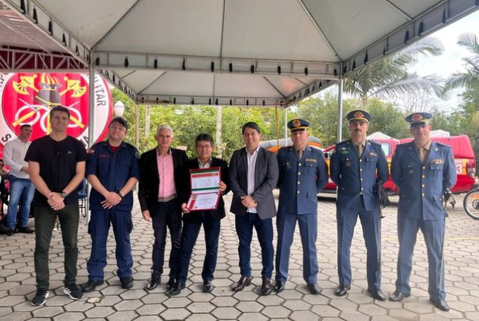 Prefeito Joel recebe diploma; Amigo do Bombeiro
