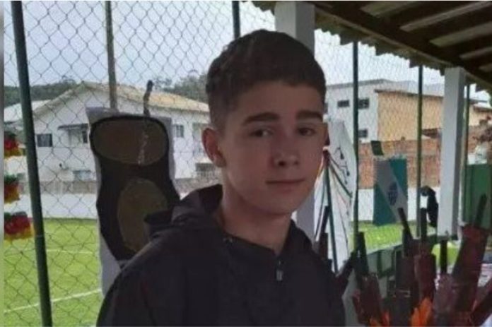 Adolescente de 13 anos desaparece no mar durante trilha com amigos em praia de SC