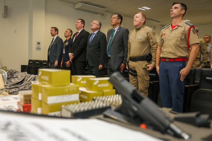 Armas, munições e fardas são entregues às forças de Segurança de SC