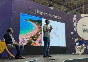 BOMBINHAS APRESENTA ‘CASE’ BANDEIRA AZUL NA ABAV EXPO 2023 1 BOMBINHAS APRESENTA ‘CASE 1