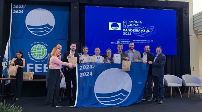 Bombinhas recebe prêmio de educação ambiental em cerimônia nacional do Bandeira Azul