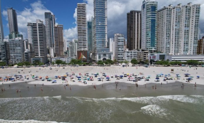 Feriado de 12 de outubro deve ser movimentado em Balneário Camboriú, com ocupação hoteleira próxima aos 80%