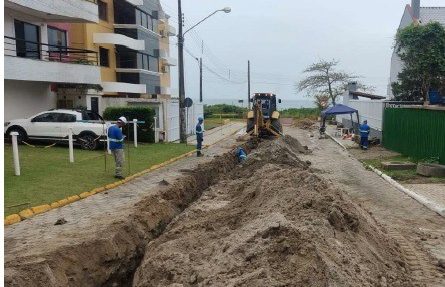 Obras de esgotamento sanitário da Águas de Bombinhas avançam pelo bairro Quatro Ilhas
