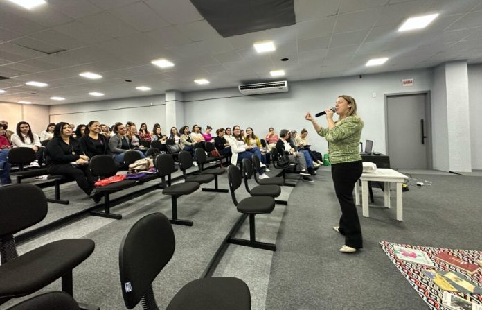 Professores participam de formação sobre a transição da Educação Infantil para os Anos Iniciais