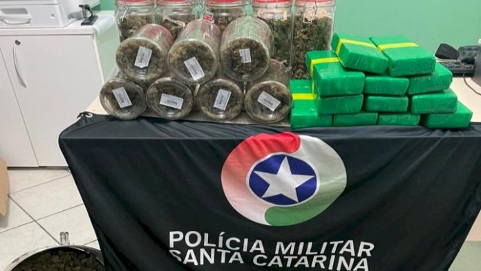 Quase 10 kg de drogas são apreendidas em São José