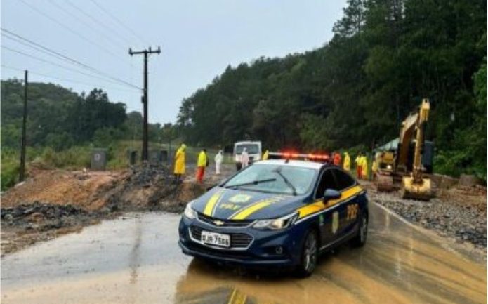 Serra de Corupá é bloqueada por risco de pista ceder