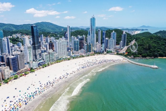 Balneário Camboriú espera 2 milhões de turistas neste verão, 17% a mais do que no anterior