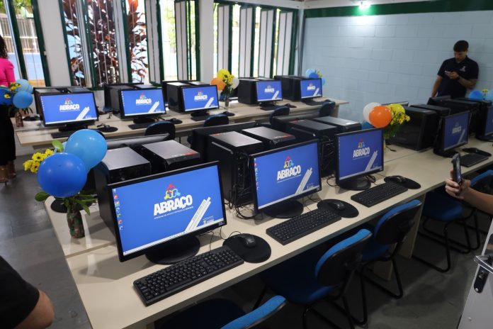 CAIC Ayrton Senna recebe computadores de emenda parlamentar conquistada por Vereadores Mirins