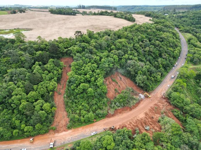 Equipes da Secretaria da Infraestrutura trabalham para desobstrução de estradas