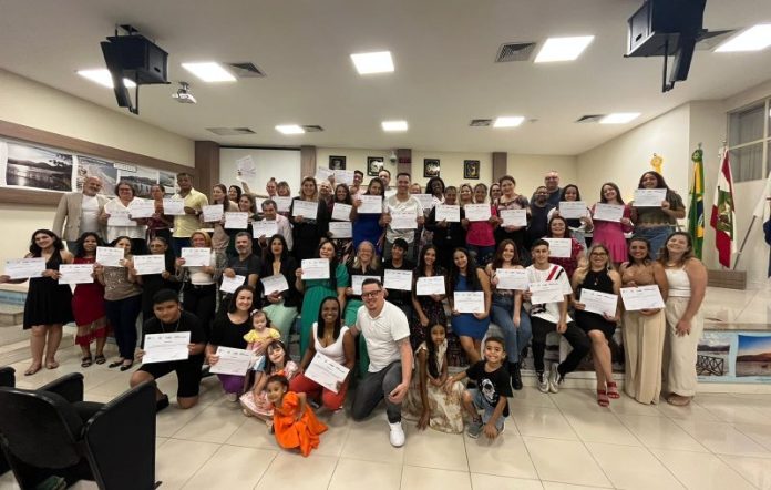 Participantes do Programa Itapema de Oportunidades recebem certificados