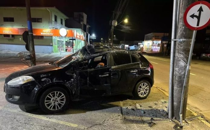 Colisão seguida de capotamento, deixa passageira ferida em SC