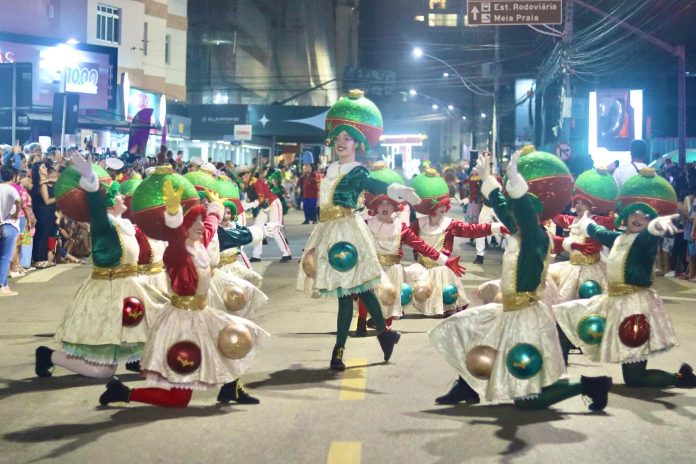 Espetáculo de Natal encanta grande público em Itapema