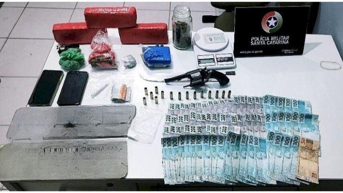 PM apreende arma de fogo, dinheiro e drogas em Jaraguá do Sul